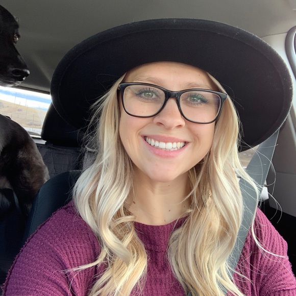 Meet your Posher, Taylor - Picture 3 of 4